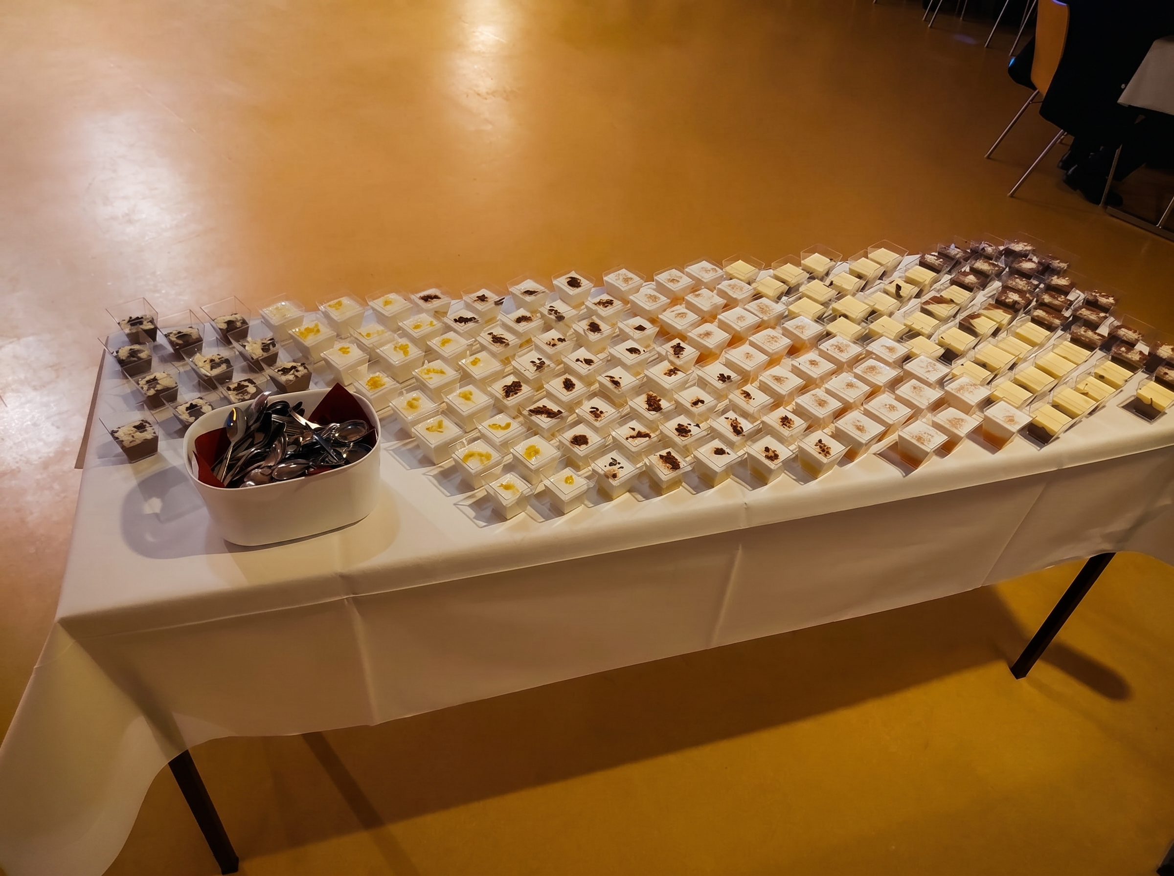 Dessertbuffet in kleinen Gläsern.
